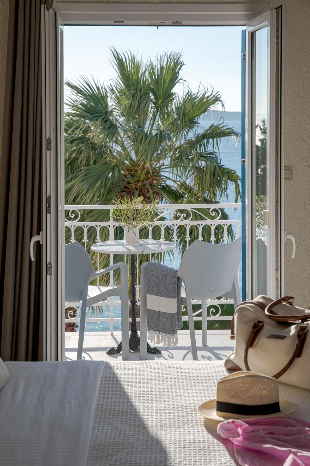 Aneroussa Beach Hotel Баці Екстер'єр фото